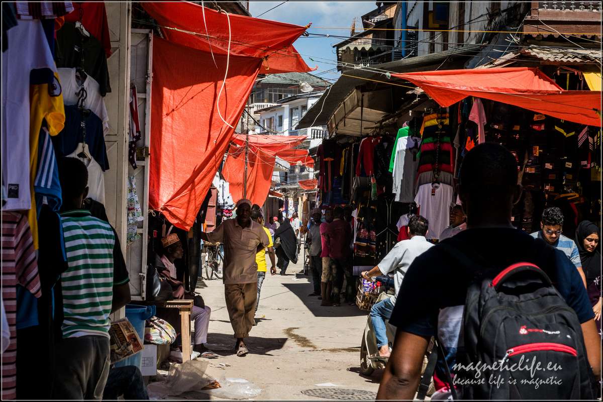 Bezpieczeństwo, zakupy na Zanzibarze. Skuter na wąskiej ulicy