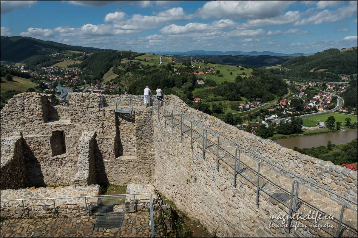Zamek Rytro, można chodzić wzdłuż murów
