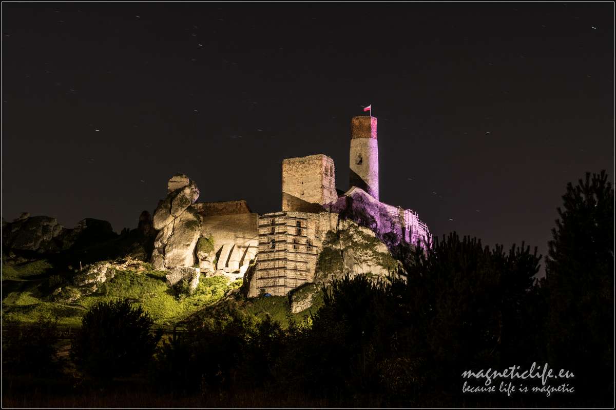 Zamek w Olsztynie nocą jest podświetlony