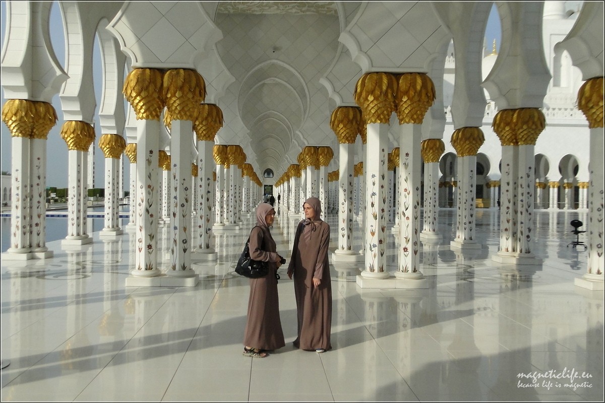 Ubranie w Emiratach. Turyści w meczecie